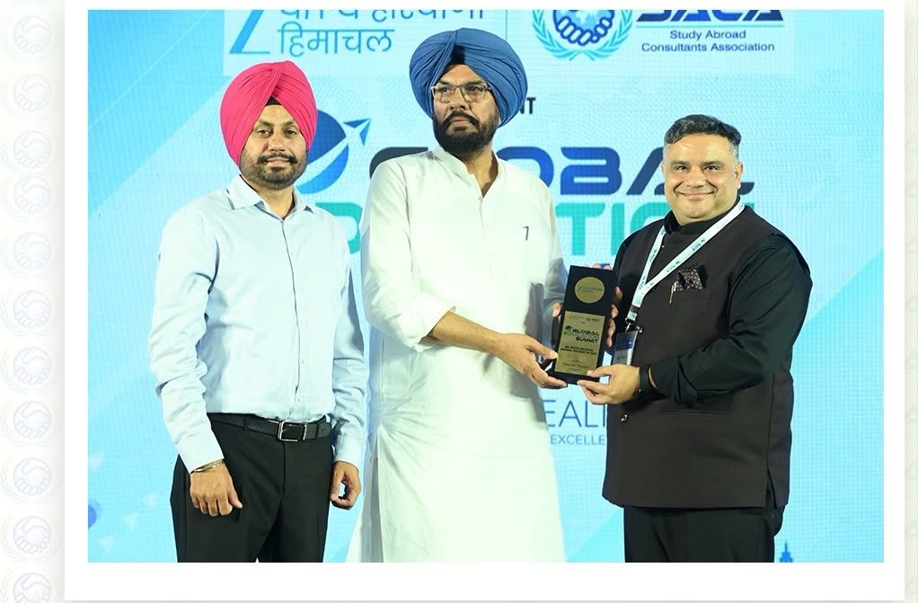 Mitesh Malhotra receiving award from NRI Affairs Minister for contribution in education abroad ecosystem