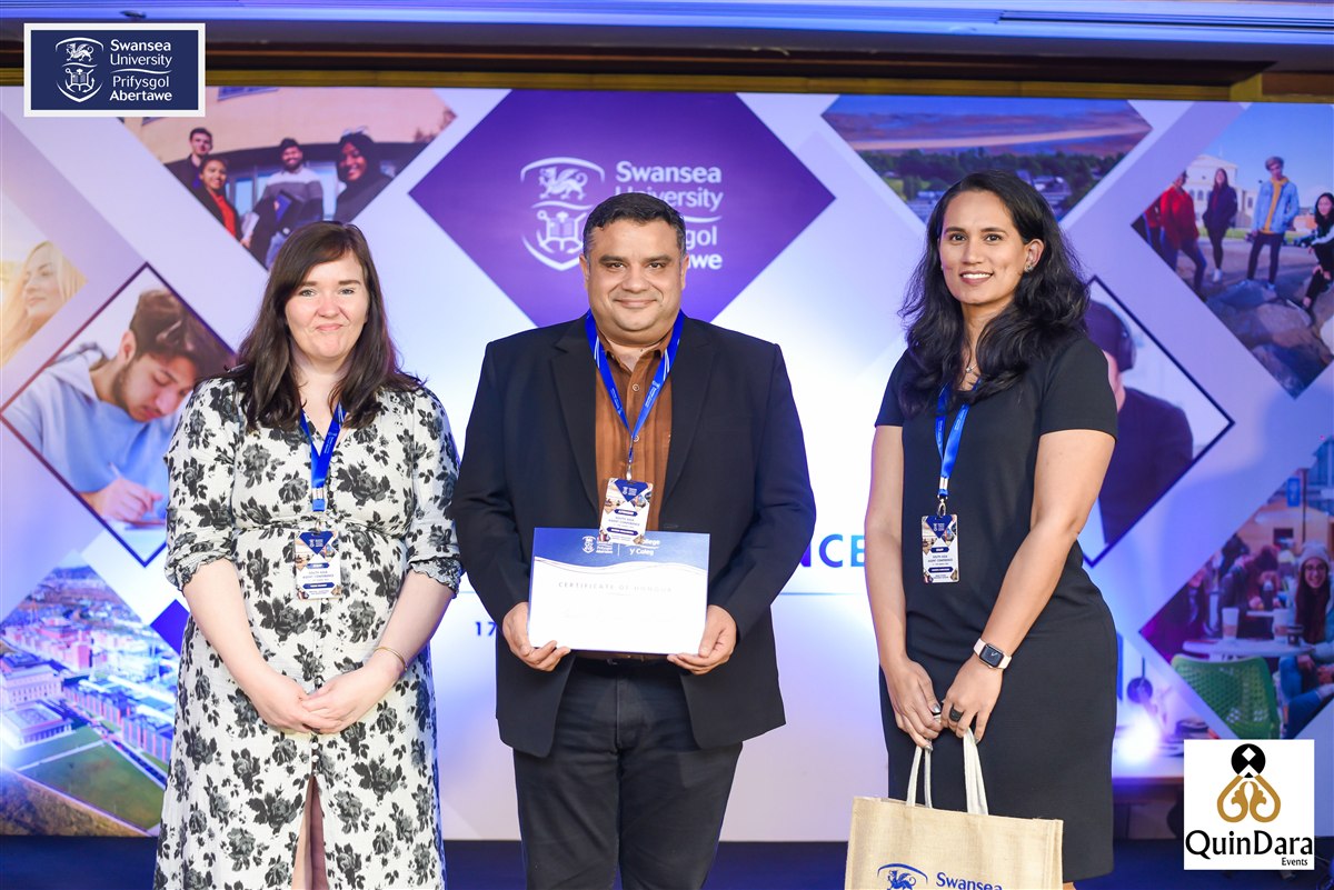 Mitesh Malhotra receiving university recognition award 1