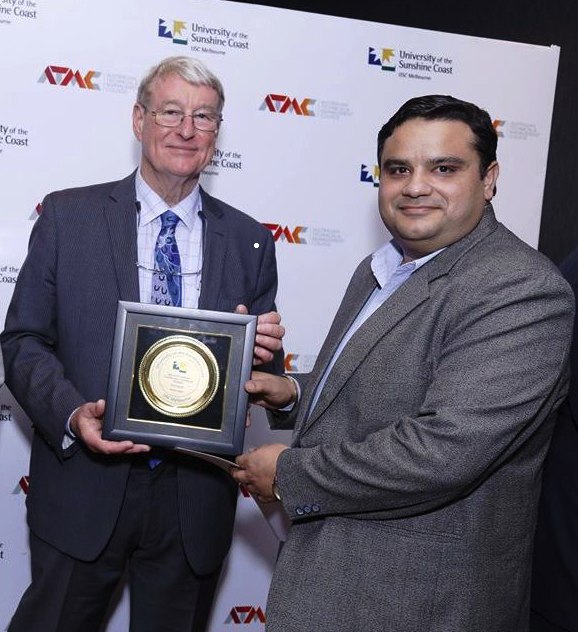 Mitesh Malhotra receiving university recognition award 2